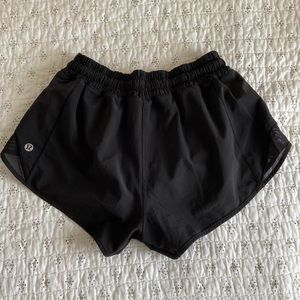 Black lululemon hotty hot short 2.5”